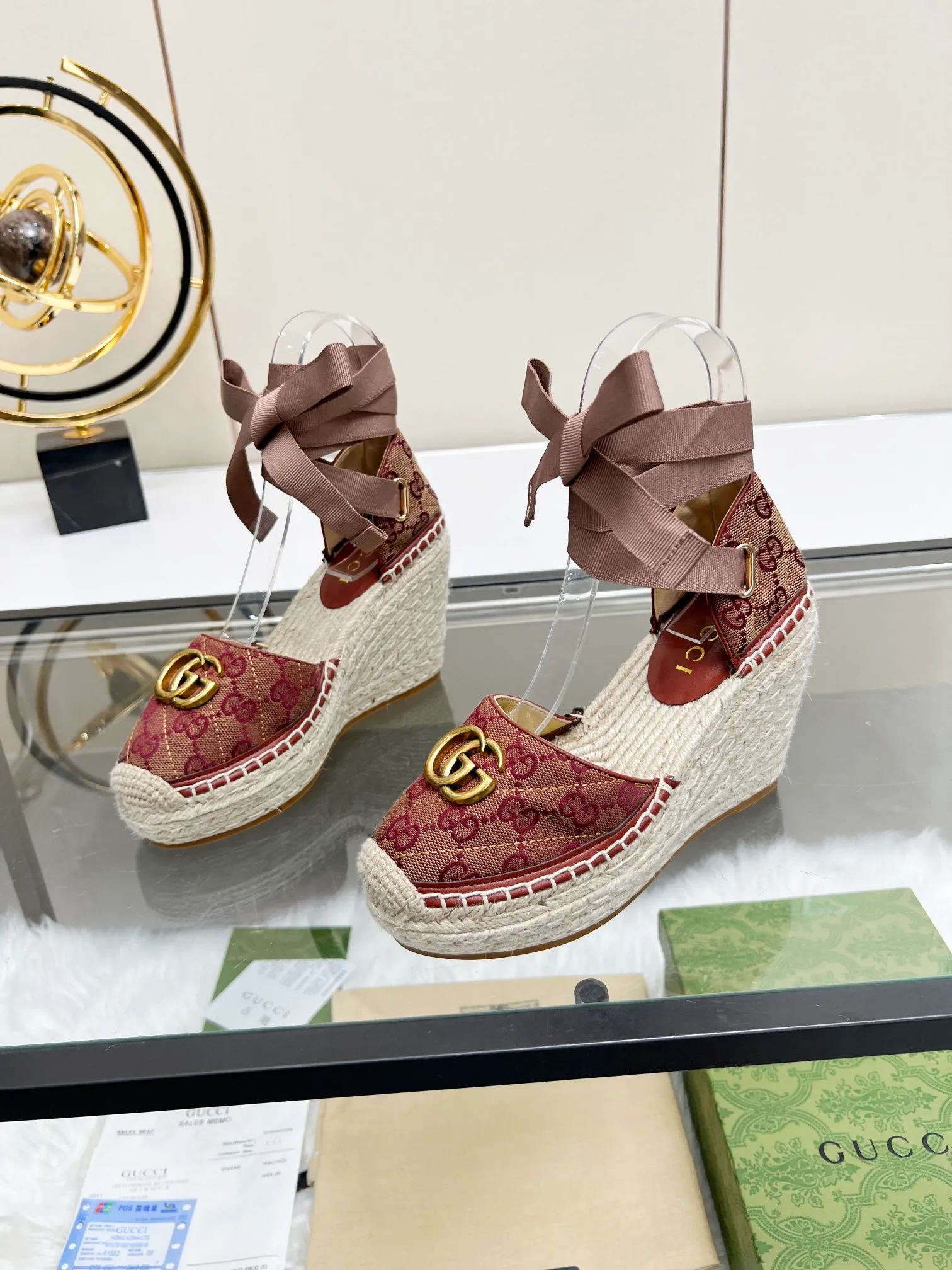 👟👟Ex-factory price 440👟👟 GUCCI wedge fisherman sandals, thick-soled straw, high-end quality, fabric: double G fabric, electric embroidery, lining: mixed sheepskin lining, yardage: 35～42, color: pure white. Dear new and old customers, the picture has been updated, please transfer the image to change. The upgraded version of the wedge heel currently has more than 40 colors. Transfer the image to sell.